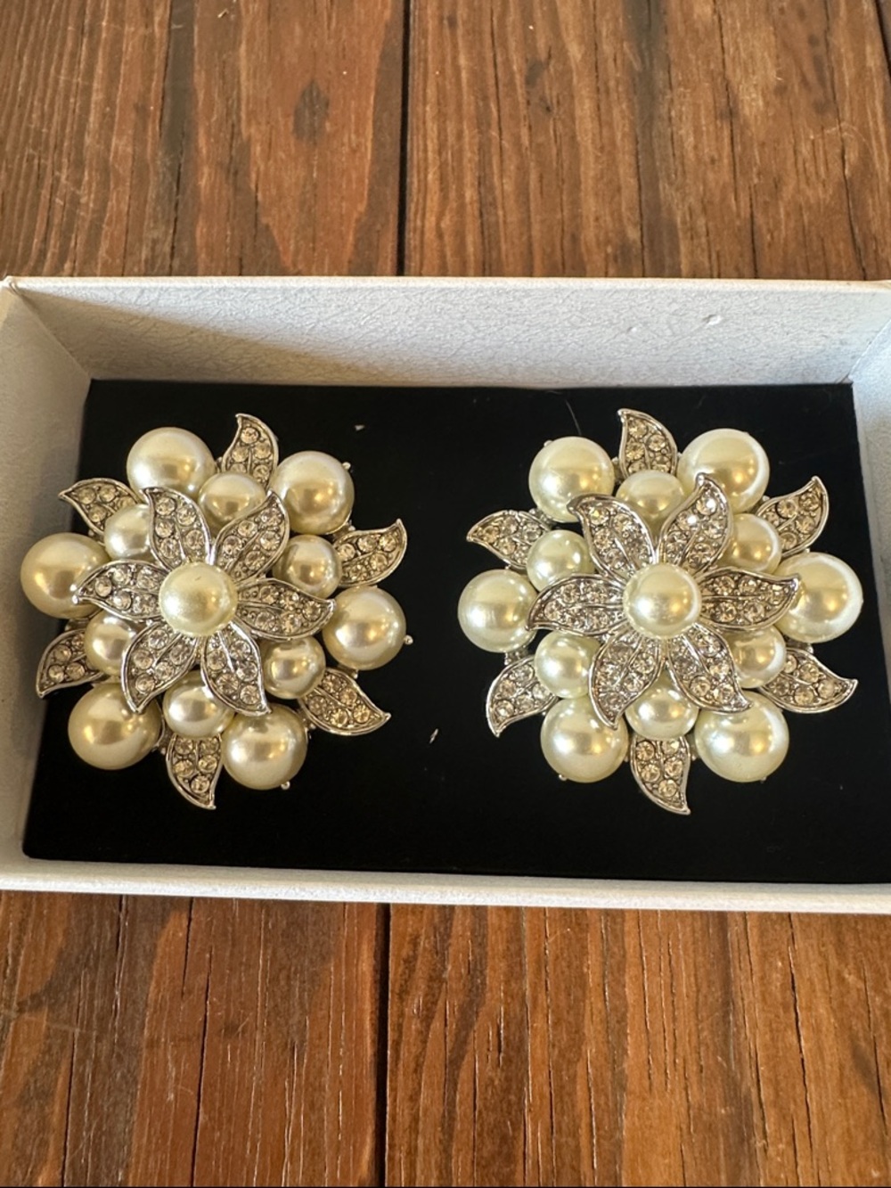 Pearl & Crystal Floral shoe clips - Ivory